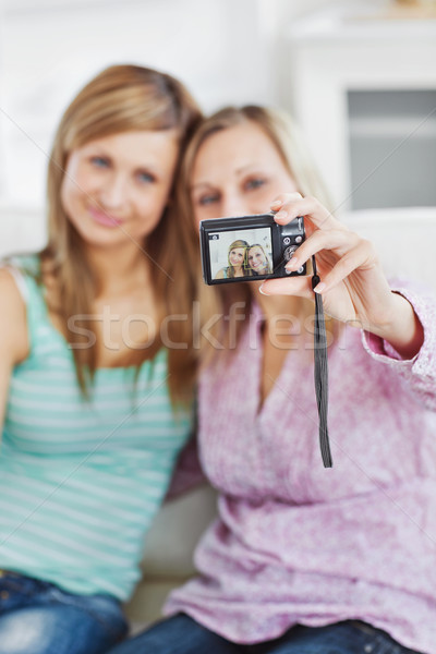 Yakın kadın arkadaşlar resimleri dijital fotoğraf makinesi Stok fotoğraf © wavebreak_media