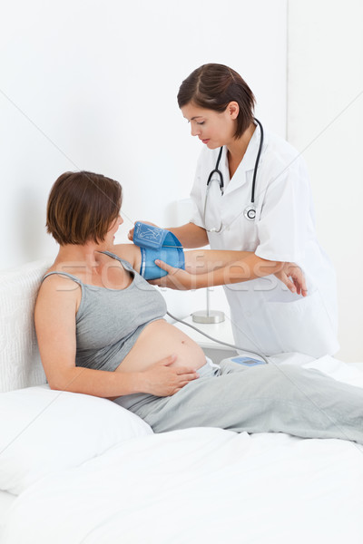 Zwangere vrouw verpleegkundige bed leven witte zwangerschap Stockfoto © wavebreak_media