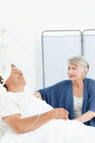 Femeie matura pasă sotul om spital Imagine de stoc © wavebreak_media