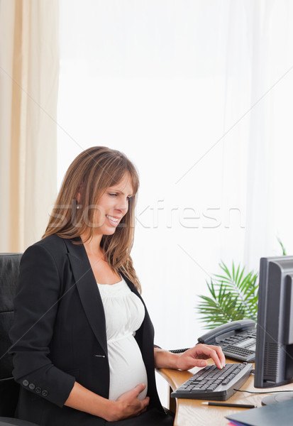 Foto d'archivio: Attrattivo · incinta · femminile · lavoro · computer · ufficio