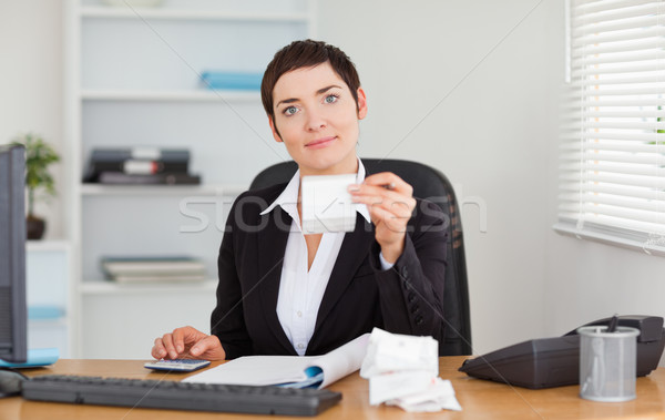 Sérieux employé de bureau comptabilité bureau femme papier Photo stock © wavebreak_media
