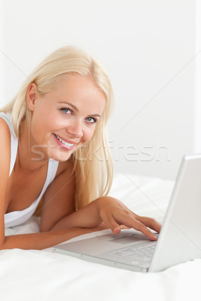肖像 穏やかな 女性 ノートパソコン ベッド コンピュータ ストックフォト © wavebreak_media