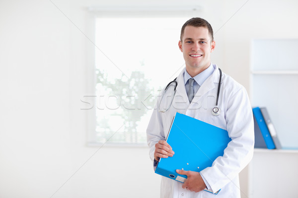 Souriant médecin dossier médicaux santé hôpital [[stock_photo]] © wavebreak_media