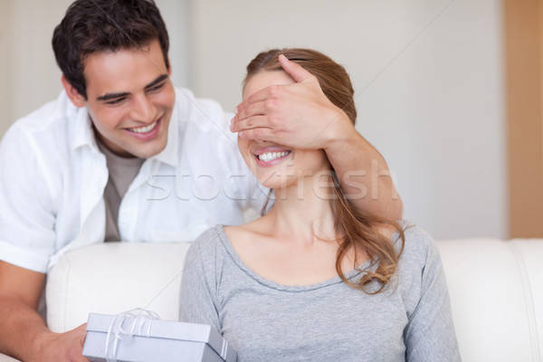 Jonge man verrassend vriendin aanwezig gelukkig home Stockfoto © wavebreak_media