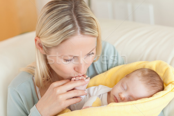 Jeunes mère canapé baiser main famille Photo stock © wavebreak_media