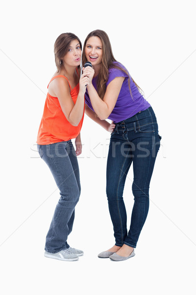 Twee glimlachend tieners natuurlijk zingen Stockfoto © wavebreak_media