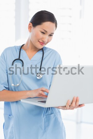 Femeie medic lectură dosar spital coridor Imagine de stoc © wavebreak_media