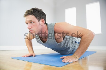 Homem flexões ginásio sorrir feliz fitness Foto stock © wavebreak_media