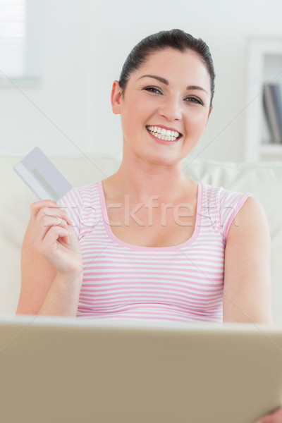 Stockfoto: Vrouw · vergadering · bank · woonkamer · met · behulp · van · laptop · creditcard