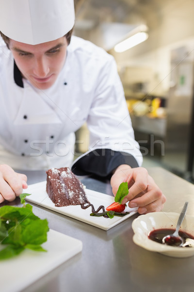 甜点 ·盘· 蛋糕 · 厨房 / chef putting mint on the dessert