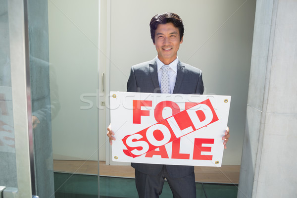 [[stock_photo]]: Agent · immobilier · permanent · porte · d'entrée · signe