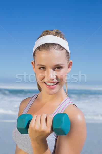 Stock fotó: Sportos · boldog · szőke · nő · emel · súlyzó · tengerpart