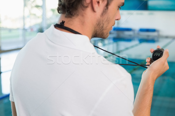 Foto stock: Natación · entrenador · pie · piscina · mirando · cronógrafo