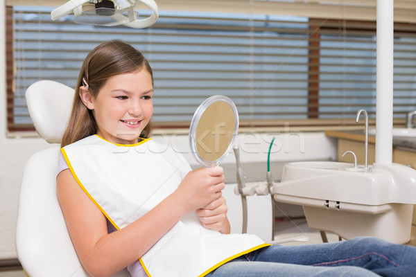 Kislány tart tükör fogorvosok szék fogászati Stock fotó © wavebreak_media