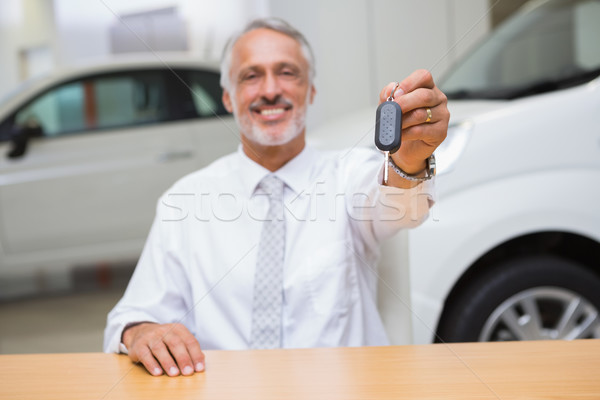 Сток-фото: улыбаясь · продавцом · клиентов · ключи · от · машины · Новый · автомобиль · выставочный · зал
