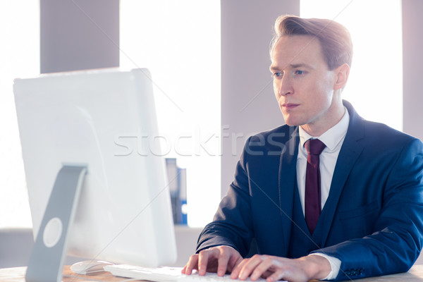 Foto stock: Grave · empresario · escribiendo · ordenador · oficina · hombre