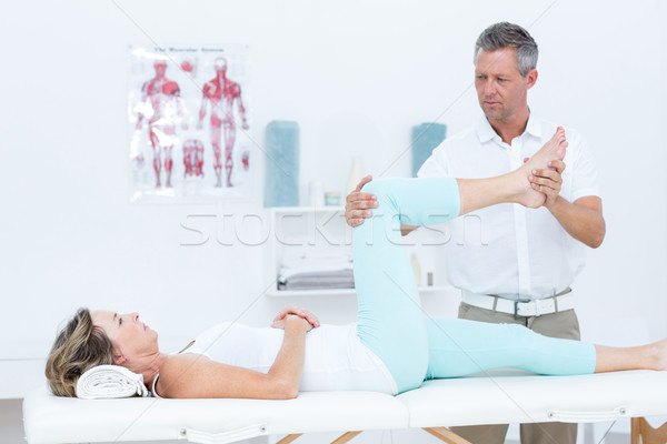 ストックフォト: 医師 · ストレッチング · 脚 · 医療 · オフィス · 健康