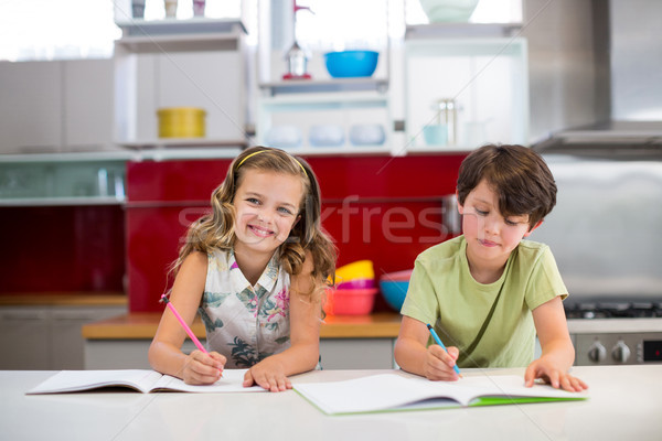 Broers en zussen huiswerk keuken home meisje kind Stockfoto © wavebreak_media