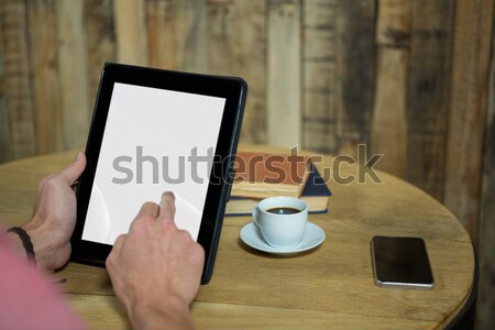 Geschäftsfrau Smartphone Kaffeetasse Kaffeehaus Ansicht Stock foto © wavebreak_media