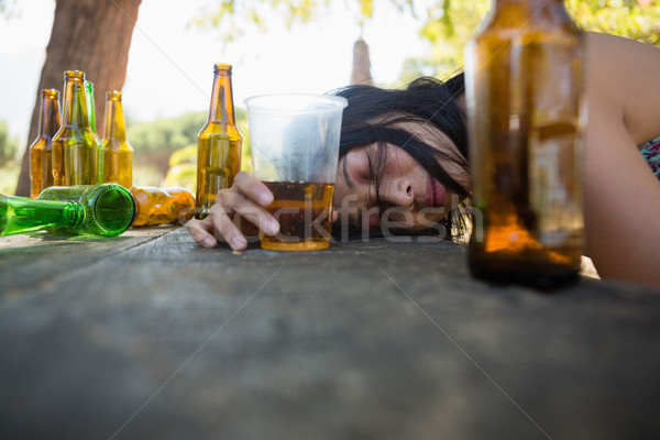 Dronken vrouw slapen tabel glas Stockfoto © wavebreak_media