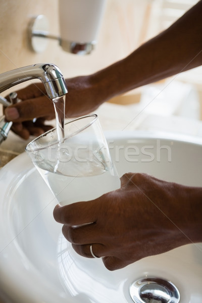 Foto stock: Mãos · homem · enchimento · afundar · banheiro