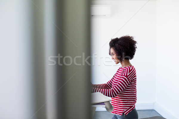 Vrouwelijke uitvoerende werken kantoor glimlachend internet Stockfoto © wavebreak_media