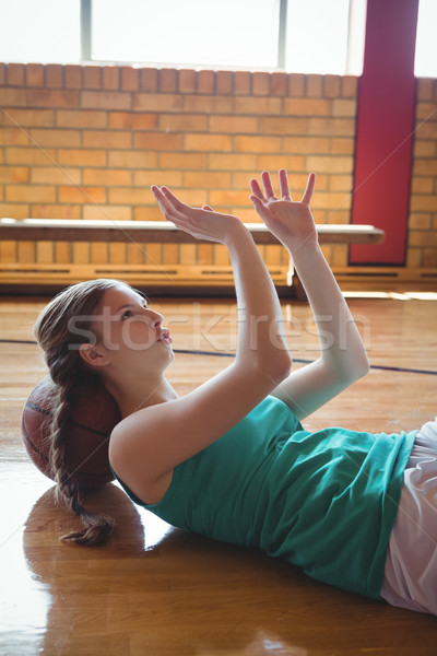 Frau gestikulieren entspannenden Stock Basketballplatz Basketball Stock foto © wavebreak_media