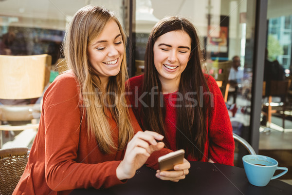 Vrienden naar smartphone cafe voedsel koffie Stockfoto © wavebreak_media