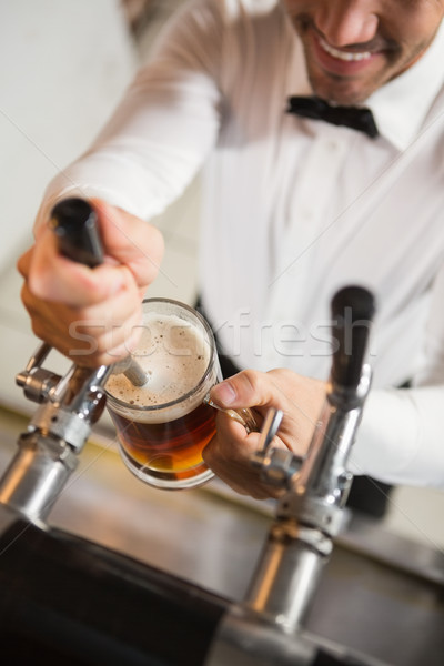 Frumos barman halba bere pub Imagine de stoc © wavebreak_media