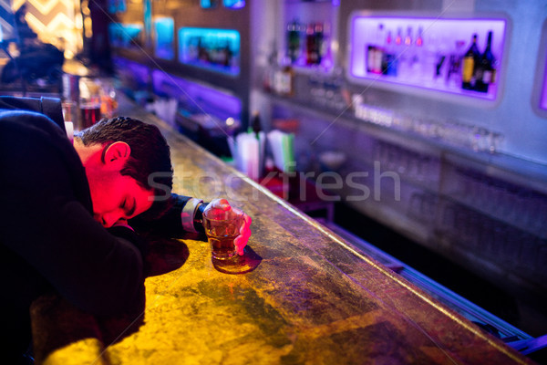 Borracho hombre dormir bar contra restaurante Foto stock © wavebreak_media