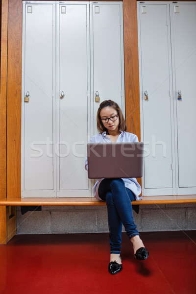 Folosind laptop vestiar colegiu calculator femeie Imagine de stoc © wavebreak_media