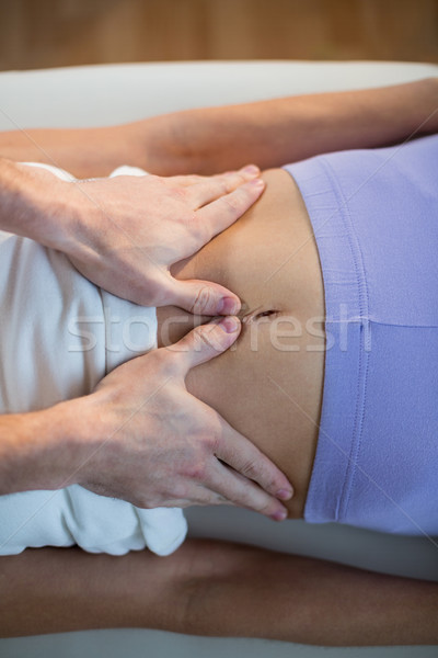 Maschio stomaco massaggio femminile paziente primo piano Foto d'archivio © wavebreak_media