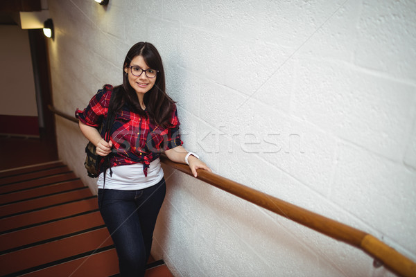 Kobiet student stałego schody portret uśmiechnięty Zdjęcia stock © wavebreak_media