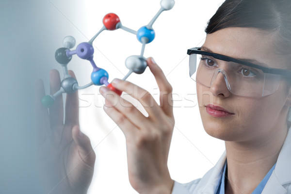 Femeie om de ştiinţă molecular model alb Imagine de stoc © wavebreak_media