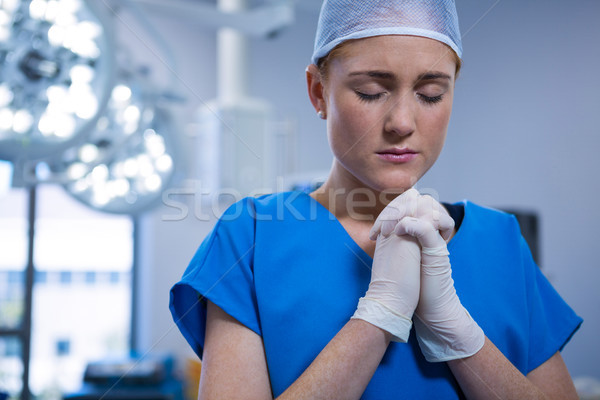 Femminile infermiera pregando operazione teatro ospedale Foto d'archivio © wavebreak_media