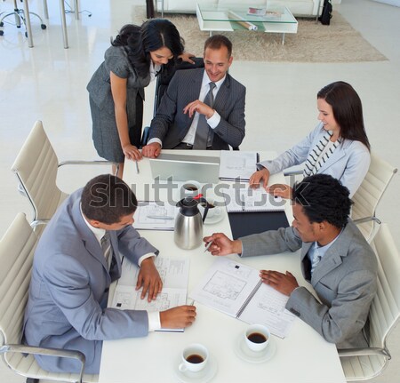 Pessoas de negócios discutir reunião plano mulher feliz Foto stock © wavebreak_media