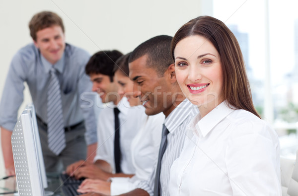 Morena mujer de negocios equipo de trabajo computadoras negocios Foto stock © wavebreak_media