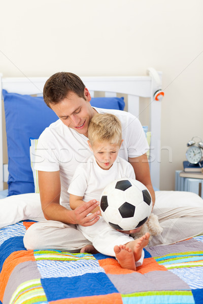 Adorabile piccolo ragazzo padre giocare soccer ball Foto d'archivio © wavebreak_media