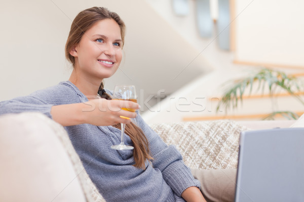 Mulher vidro vinho caderno sala de estar internet Foto stock © wavebreak_media