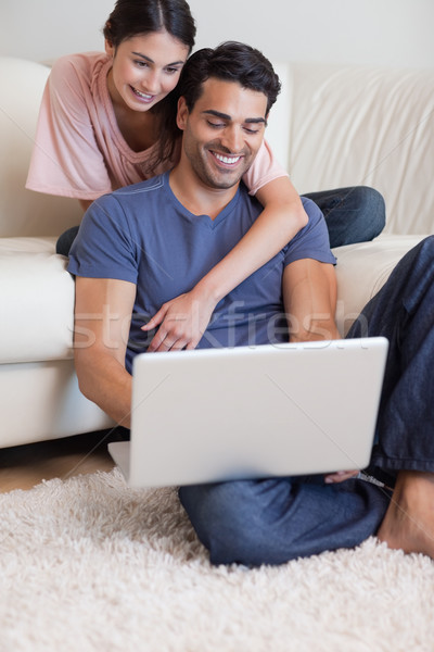 Portrait heureux couple portable salon ordinateur [[stock_photo]] © wavebreak_media