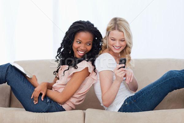 [[stock_photo]]: Souriant · jeune · femme · téléphone · portable · up