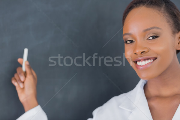 Foto stock: Maestro · sonriendo · tiza · aula · mujer