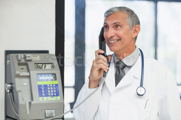 [[stock_photo]]: Médecin · souriant · hôpital · couloir · téléphone · santé