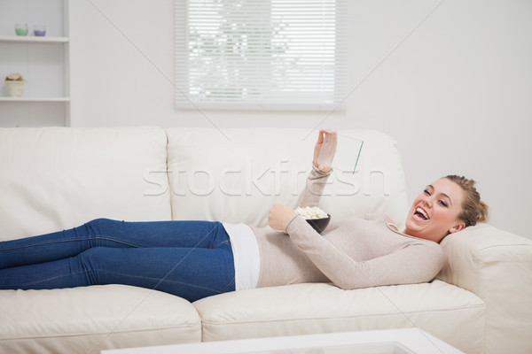 Femeie zambitoare râs canapea fericit fereastră Imagine de stoc © wavebreak_media