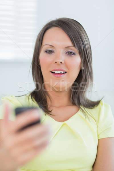 Donna guardando scioccato smartphone sorriso telefono Foto d'archivio © wavebreak_media