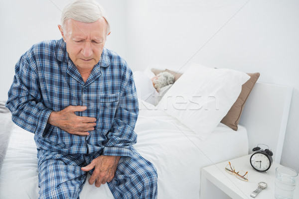 [[stock_photo]]: Homme · souffrance · ventre · douleur · maison