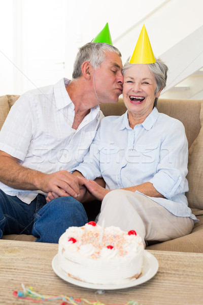 Pareja de ancianos sesión sofá cumpleanos casa Foto stock © wavebreak_media