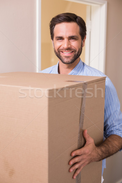 Feliz homem em movimento caixa nova casa Foto stock © wavebreak_media