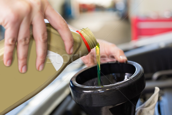 Mechaniker Gießen Öl Auto Autoreparatur Garage Stock foto © wavebreak_media