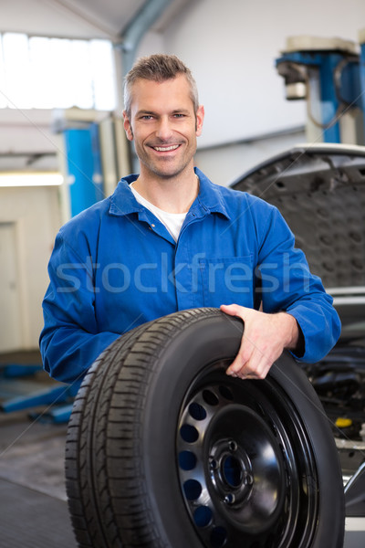 Szerelő tart autógumi kerék javítás garázs Stock fotó © wavebreak_media